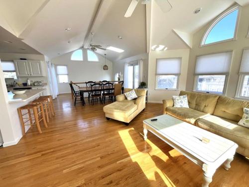 Beautiful Surf City Vacation Home - 1 From The Ocean! in Surf City, USA