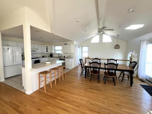 Beautiful Surf City Vacation Home - 1 From The Ocean! in Surf City, USA