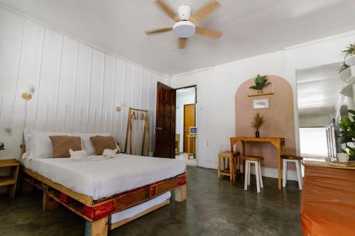 1 twin bed, 2 futon beds