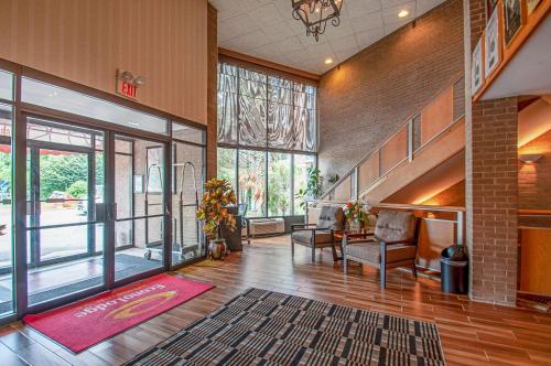 Econo Lodge Metro - Tap to explore photos