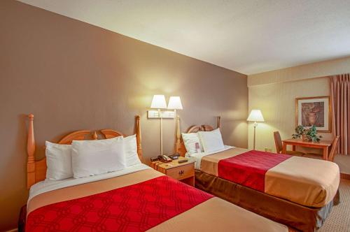 Econo Lodge Metro Room Type - Family Double Room