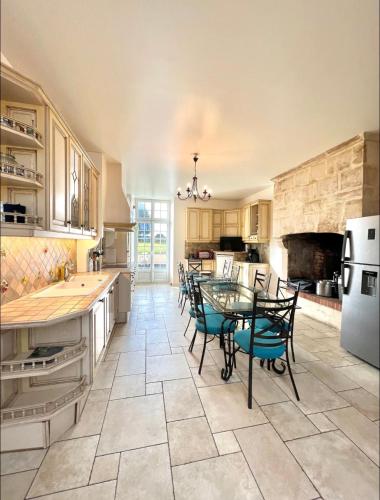 The Chateau 45Pers, 30min from Sea in Amayé-sur-Orne