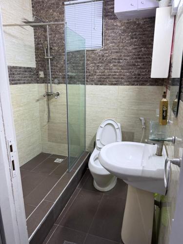 Balcony Teal Snug Open-Plan Studio Unit in Lekki Phase 1-Netflix Wi-Fi 24-7 Light Washer Kitchen - image 2