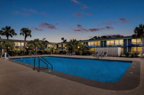 泳池, Suburban Studios Slidell I-10 in 斯萊德爾 (LA)