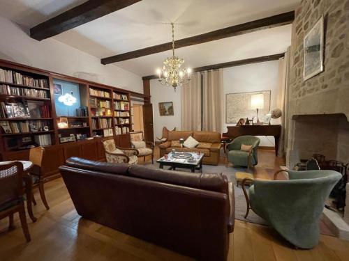Manoir de famille proche lac in Saint-Etienne-Cantales