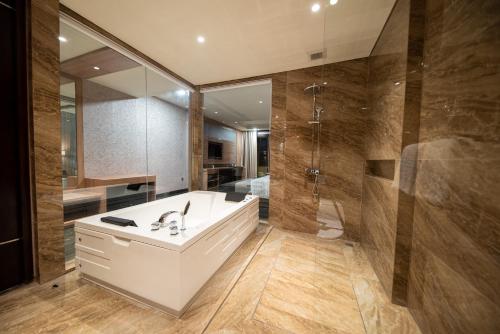 room detail thumbnail 2