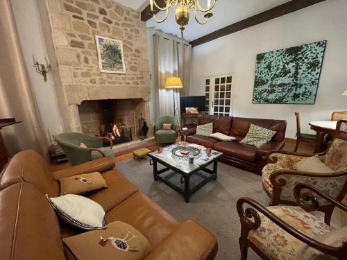 Manoir de famille proche lac in Saint-Etienne-Cantales