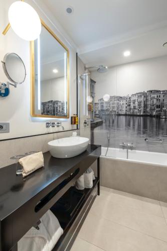 Superior Double or Twin Room image 10