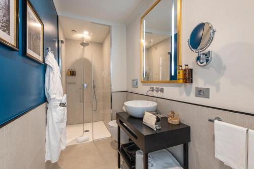 Superior Double Room with Partial Canal View image 5