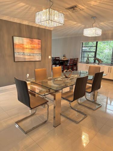 Modern Miami Oversized 3 Bedroom in Central Location near ป่าเวทมนต์ของซานต้า