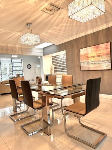 Modern Miami Oversized 3 Bedroom in Central Location near ป่าเวทมนต์ของซานต้า