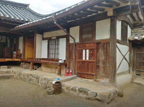 Healing hanok in Otgol village (1)