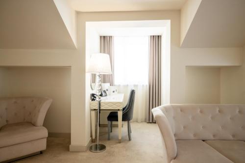 611318736 Tresor Le Palais Timisoara, Curio Collection by Hilton