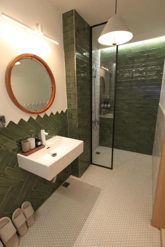 Standard Double Room image 3