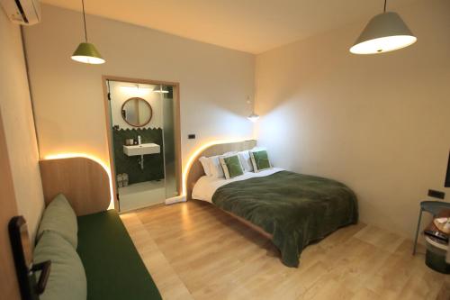 Standard Double Room image 7