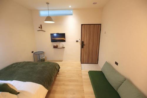 Standard Double Room image 6