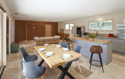 virtuve, Luxurious Home In Suze La Rousse in Sk