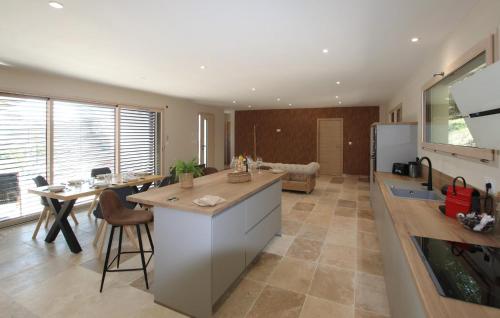 virtuve, Luxurious Home In Suze La Rousse in Sk