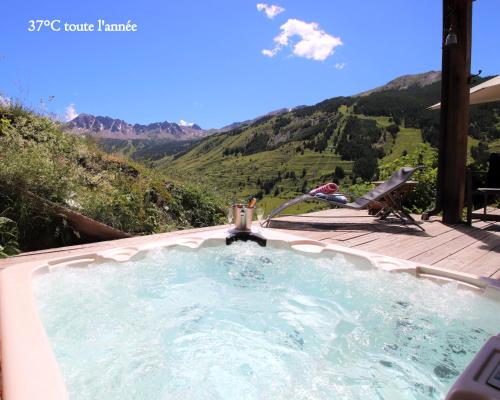 Prestigious Chalet with Pool & Hot tub, Mountain Views for 19 Guests gîte à louer Vars