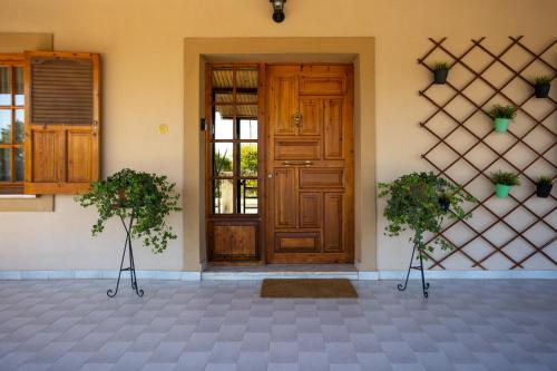 출입구, Σπίτι με κήπο στους Γόμφους Τρικάλων (Σπιτι με κηπο στους Γομφους Τρικαλων) in 모우자키온