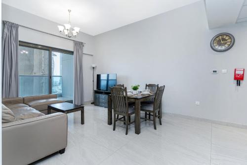 Spacious 1 Bedroom Apartment with Canal View Balcony, Dubai