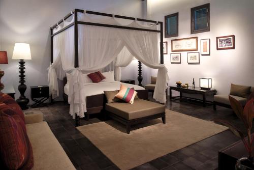 Signature Governor'S Residence with One King Bed image 4