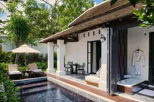 Pool Villa with One King Bed image 4
