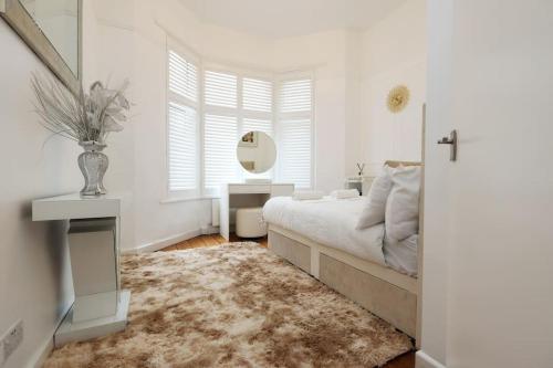 Spacious Pontcanna Apartment, Driveway Parking & 10 min to City Centre