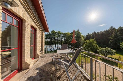 Zwergtaucher - Ferienwohnung mit Balkon, Seeblick & Freizeitangeboten am See in Jabel, Deutschland