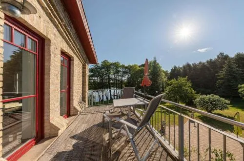 Zwergtaucher - Ferienwohnung mit Balkon, Seeblick & Freizeitangeboten am See in Jabel, Deutschland