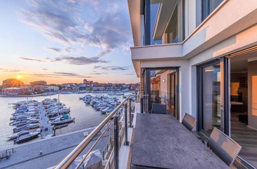 Auszeit, Yoga-Apartment mit Kamin & Balkon in der Hafenresidenz, Waren
