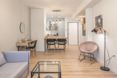 Modern & Spacious 2 Bedroom Apartment with Rooftop Acropolis View Access, Athènes