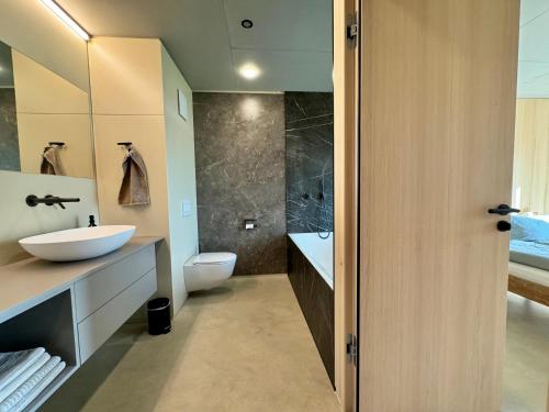 ฝักบัว, Architektenhaus RHaa mit Terrassen in กอทซิส