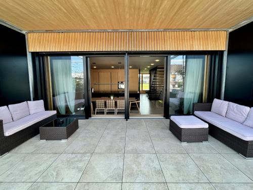 ระเบียง/ชานเรือน, Architektenhaus RHaa mit Terrassen in กอทซิส