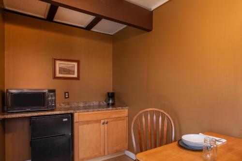 Whitney's Inn - image 13