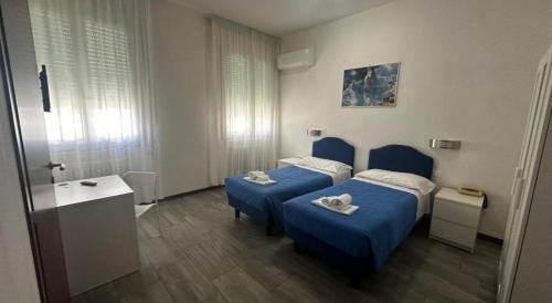 2 twin beds