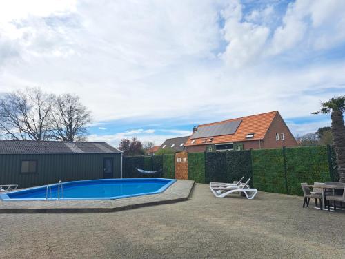 Swimming pool, Strandhotel Dennenbos in Oostkapelle