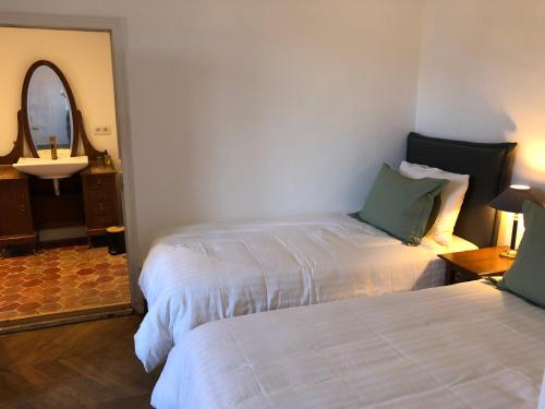2 twin beds