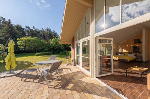 balkon/terasa, Wildgans - Stilvolles Ferienhaus mit Terrasse, Seeblick & Naturidylle am Loppiner See in Jabel