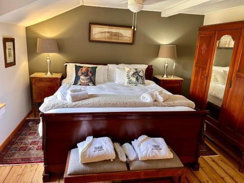 1 queen bed, 1 sofa bed