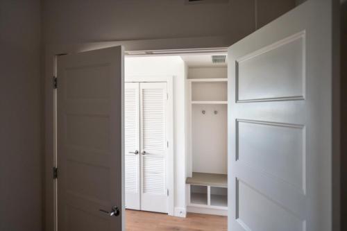 Incredible views! Pool,Gym,HTub Incredible views! Pool,Gym,HTub