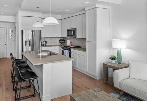 Incredible views! Pool,Gym,HTub Incredible views! Pool,Gym,HTub