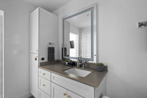 Incredible views! Pool,Gym,HTub Incredible views! Pool,Gym,HTub