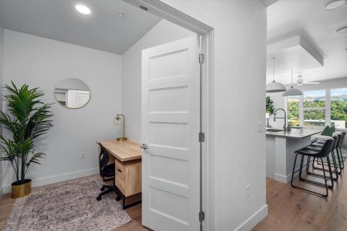 Incredible views! Pool,Gym,HTub Incredible views! Pool,Gym,HTub