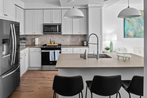 Incredible views! Pool,Gym,HTub Incredible views! Pool,Gym,HTub