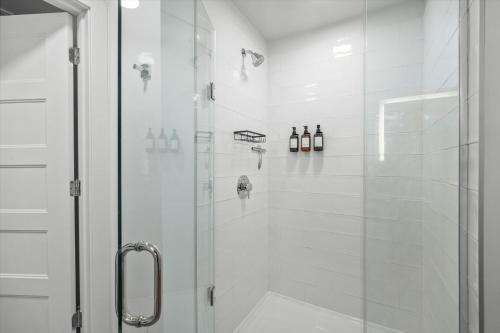 Incredible views! Pool,Gym,HTub Incredible views! Pool,Gym,HTub