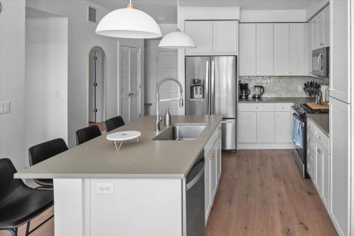 Incredible views! Pool,Gym,HTub Incredible views! Pool,Gym,HTub