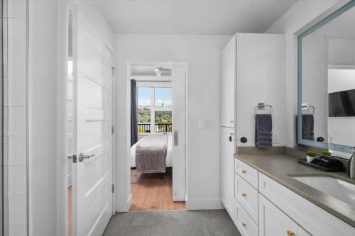 Incredible views! Pool,Gym,HTub Incredible views! Pool,Gym,HTub