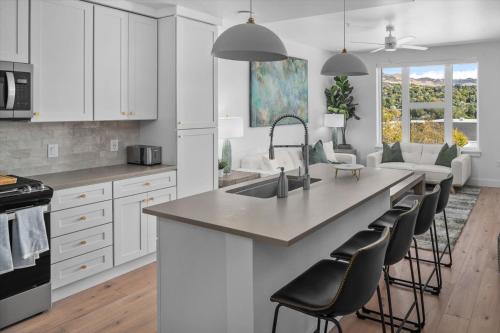 Incredible views! Pool,Gym,HTub Incredible views! Pool,Gym,HTub