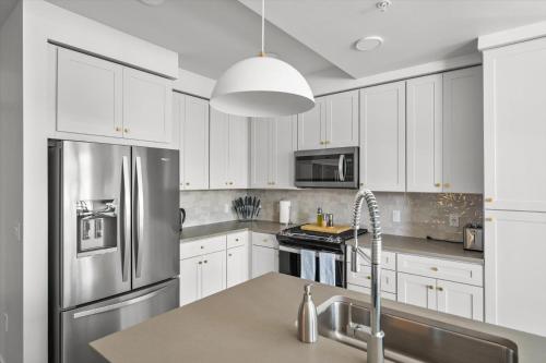 Incredible views! Pool,Gym,HTub Incredible views! Pool,Gym,HTub